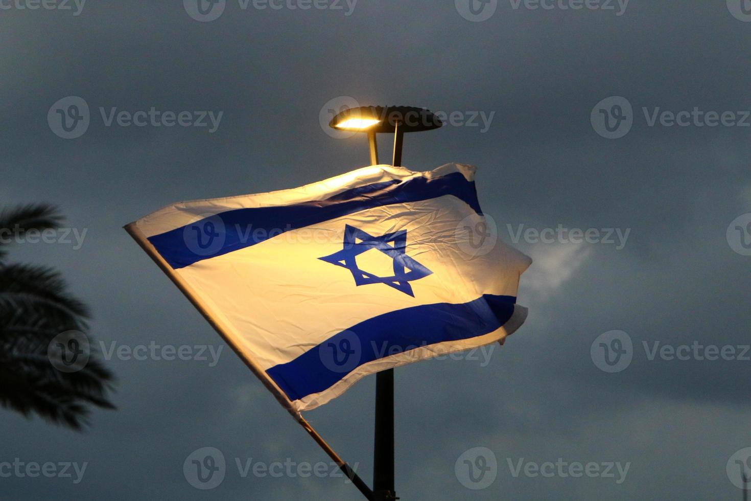 a bandeira azul e branca de israel com a estrela de davi de seis pontas. foto