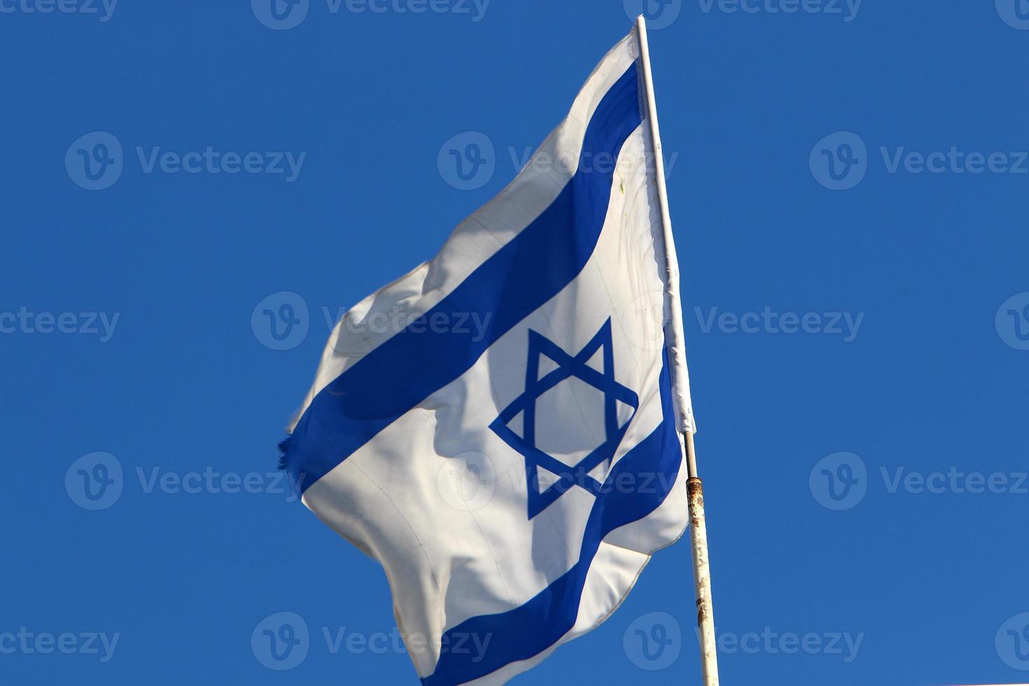 a bandeira azul e branca de israel com a estrela de davi de seis pontas. foto