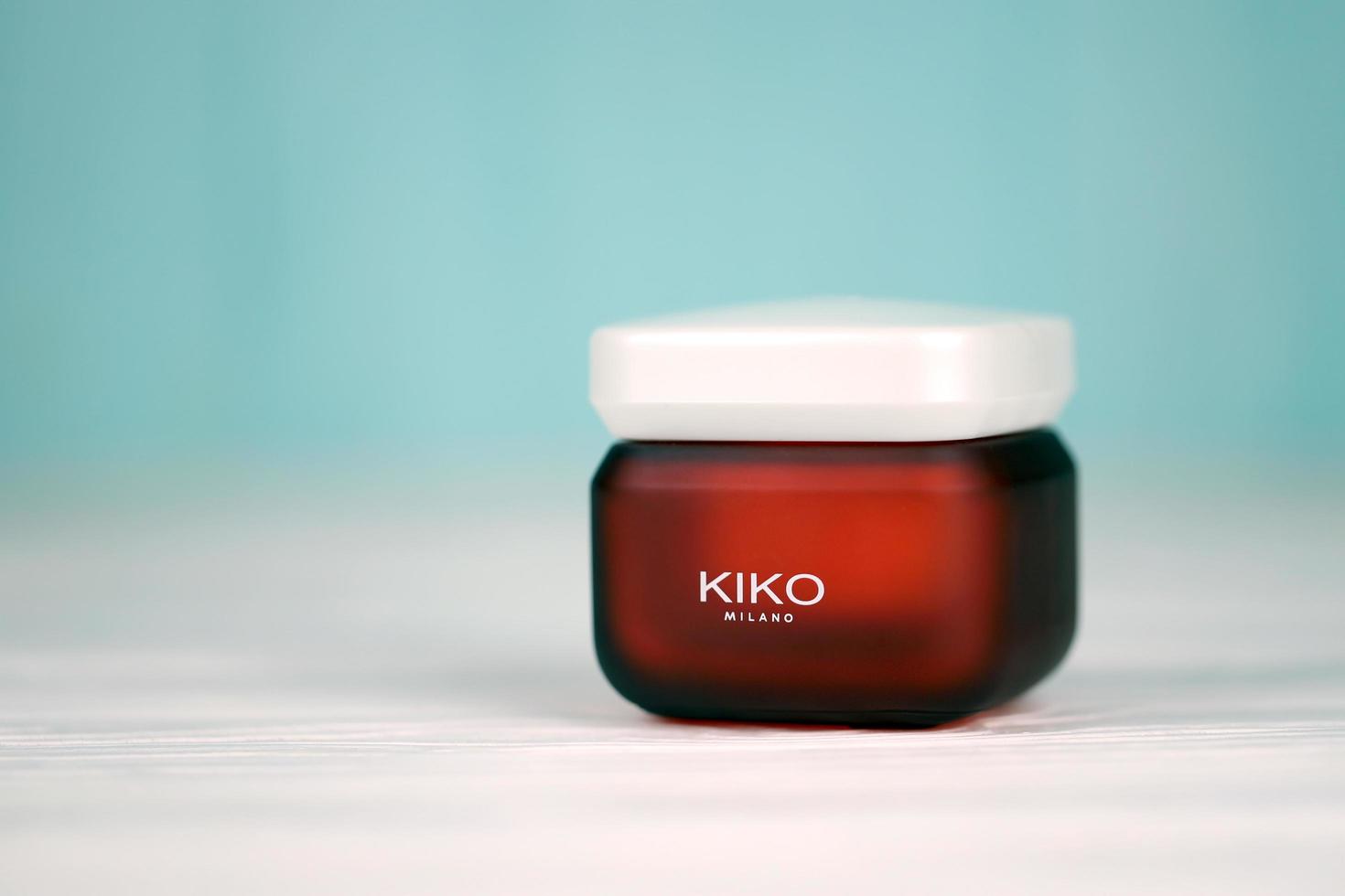 kharkiv, ucrânia - 16 de dezembro de 2021 pote de creme kiko milano com logotipo da empresa. kiko milano é uma marca italiana de cosméticos foto