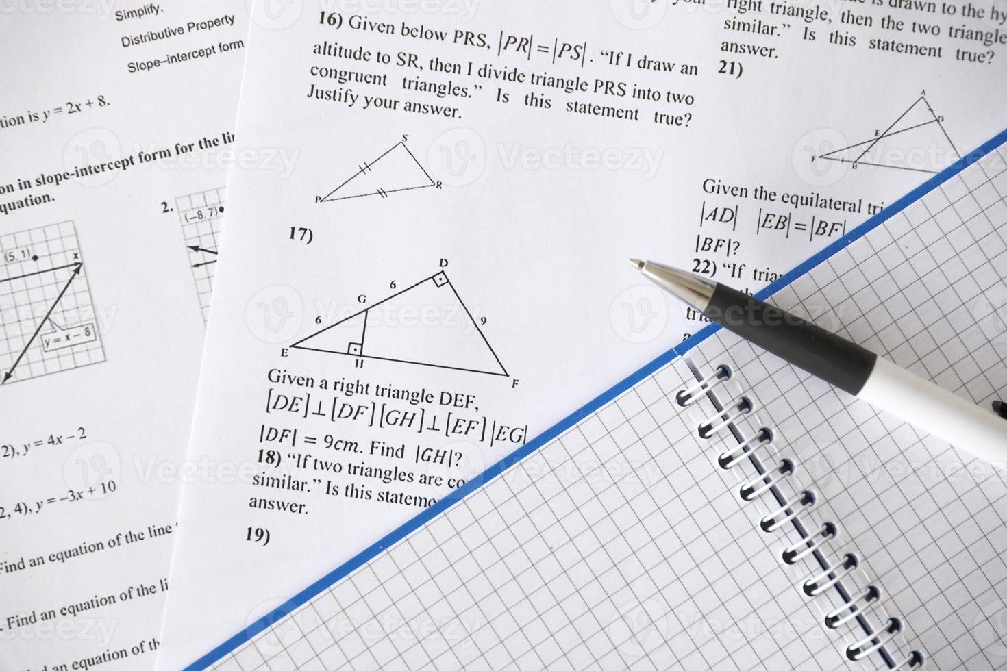 caligrafia de tarefas geométricas no exame, prática, questionário ou teste na aula de geometria. resolvendo o conceito de equações exponenciais. foto