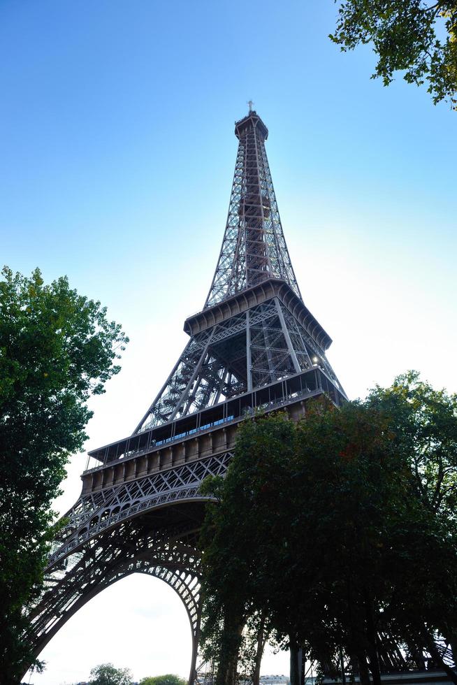 torre eiffel em paris no dia foto