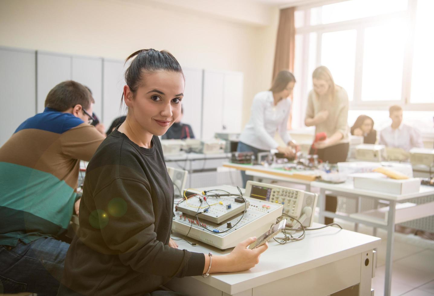 alunos fazendo prática na sala de aula eletrônica foto