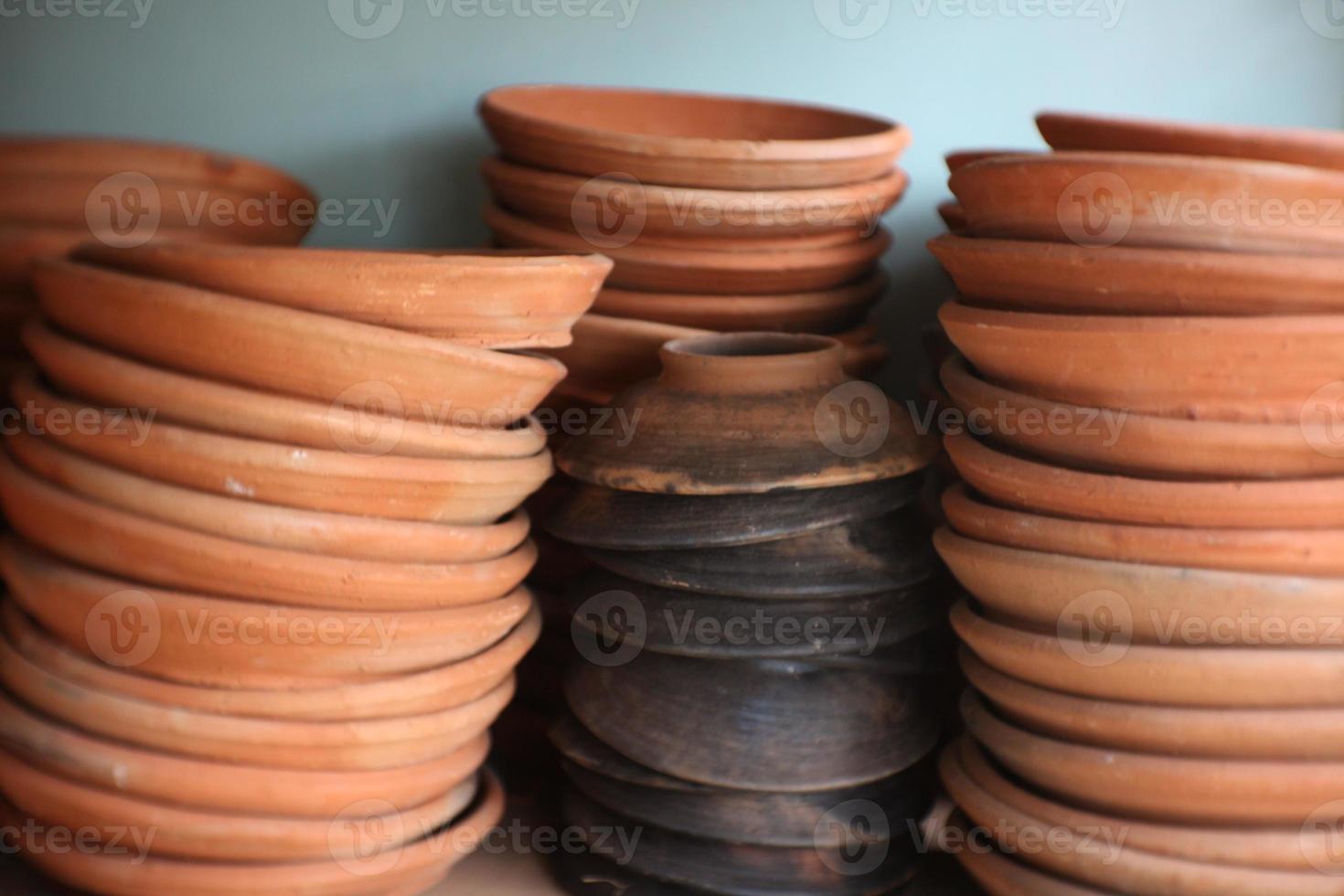 artesanato feito de barro para vasos de flores ecológicos. foto