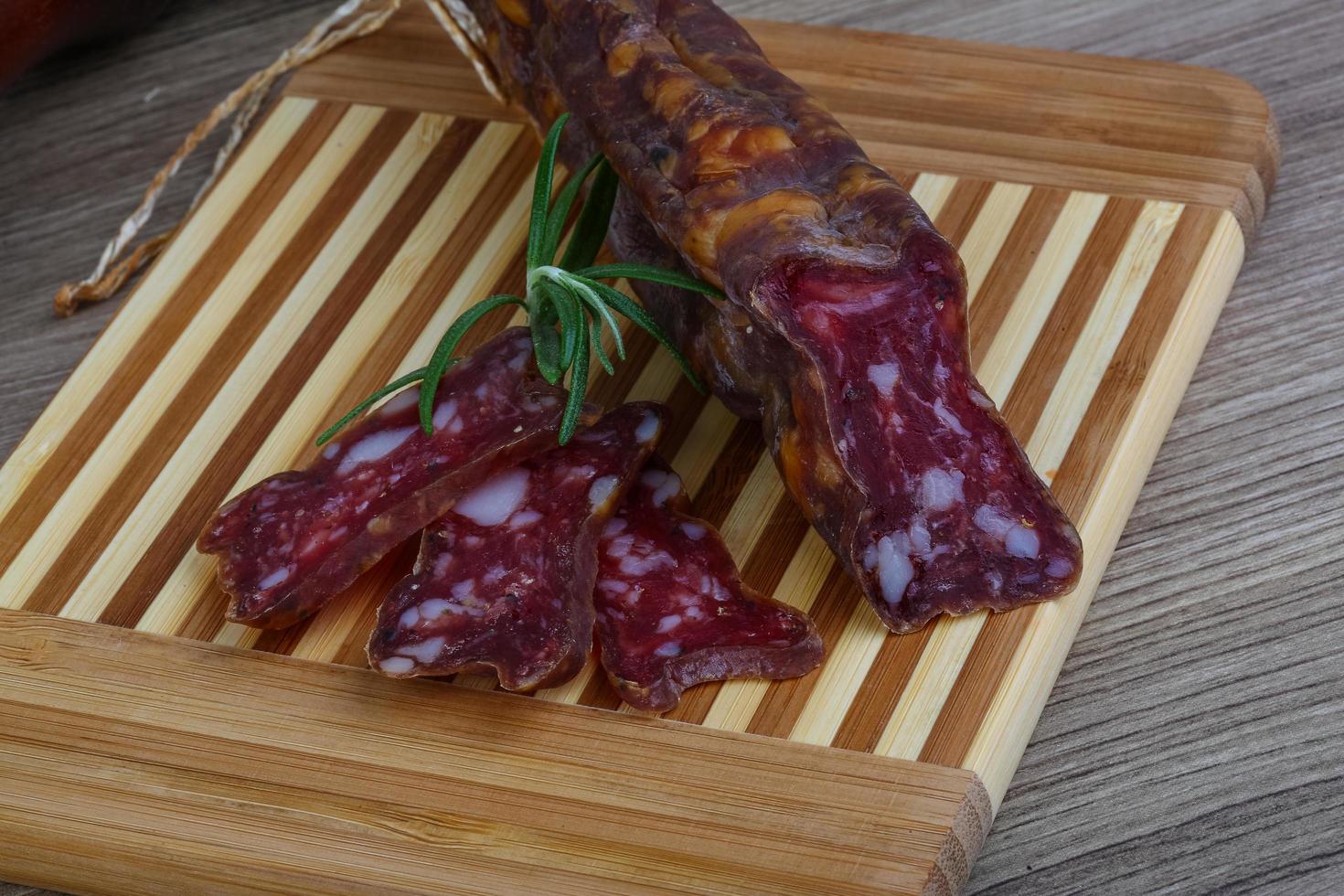 salsicha de salame na madeira foto