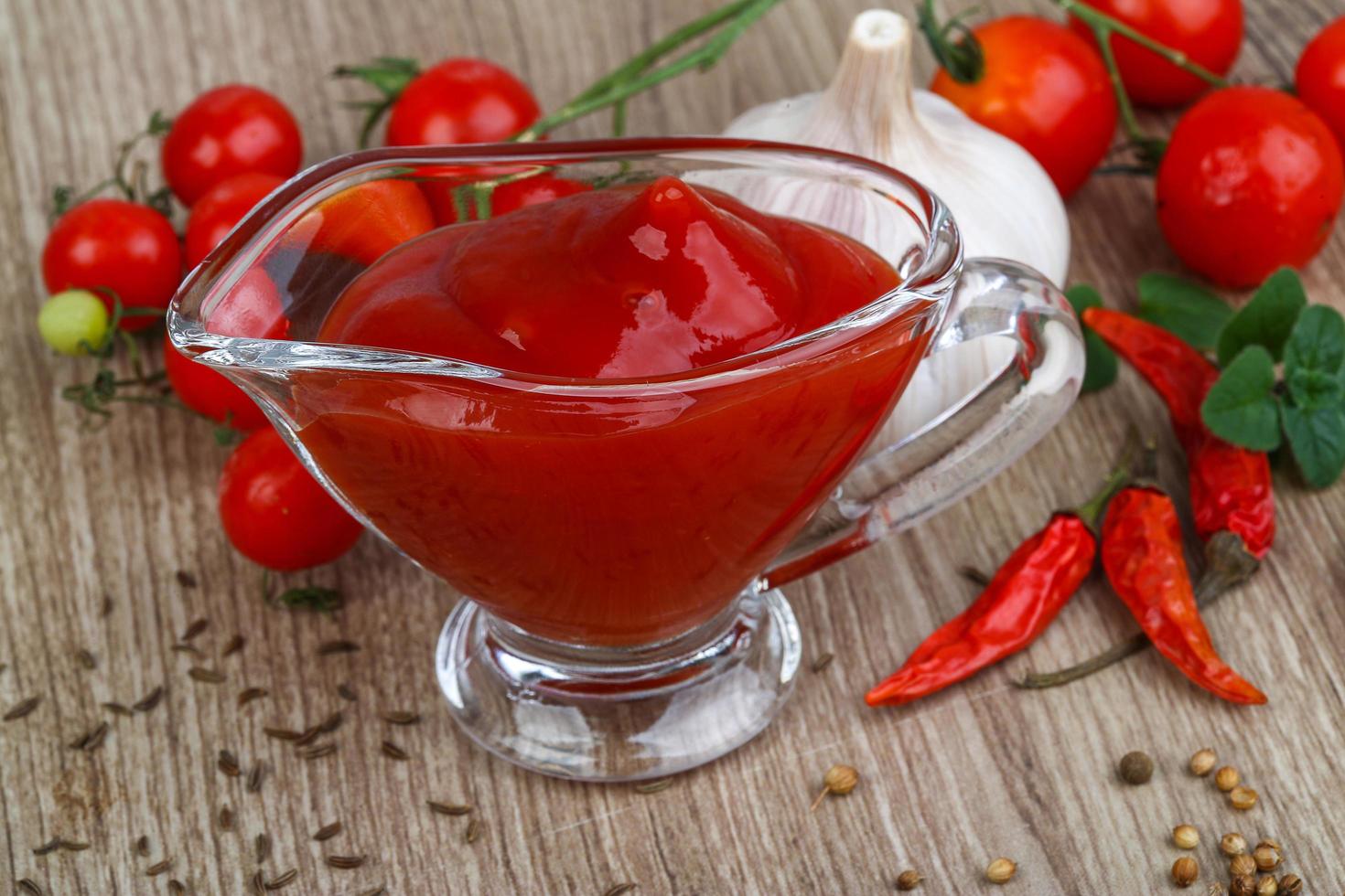 ketchup de tomate na madeira foto