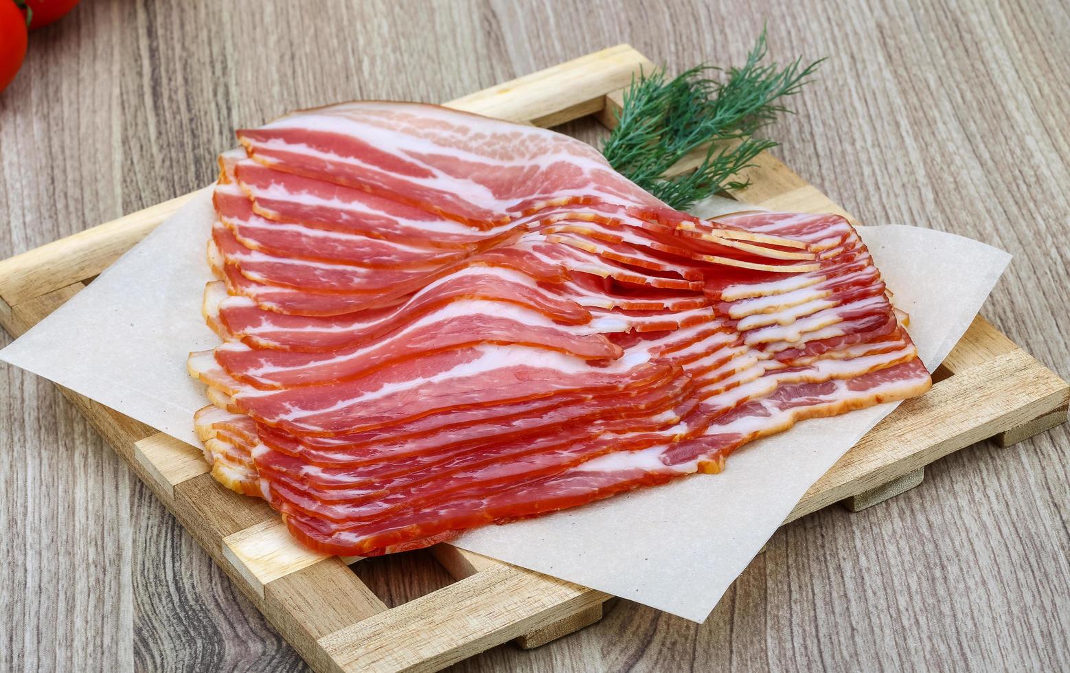 bacon fatiado na madeira foto