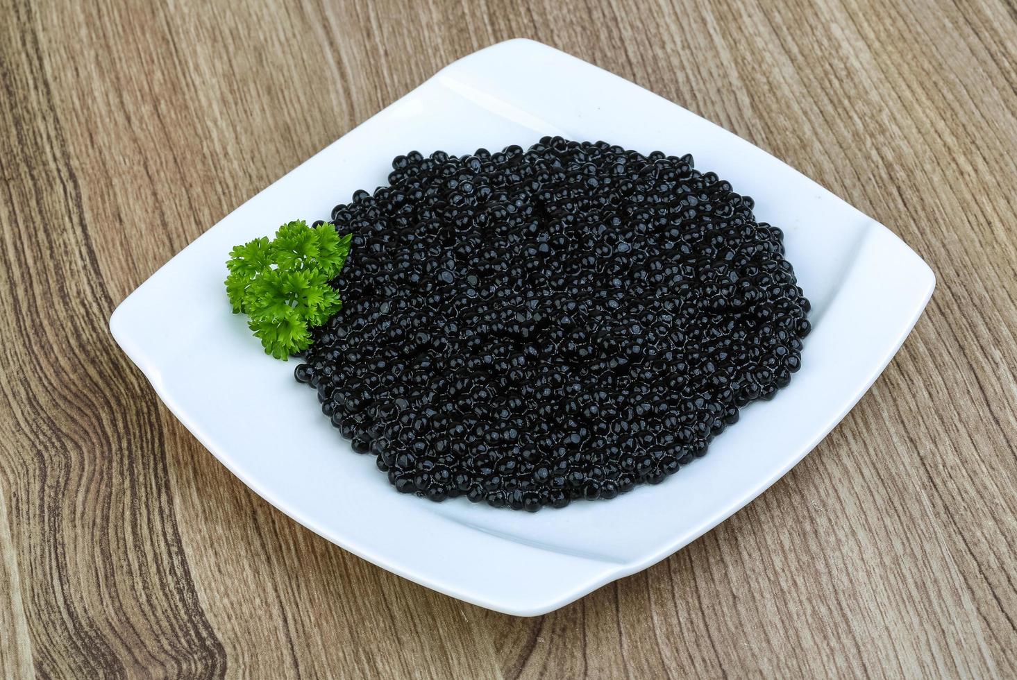 caviar preto na madeira foto