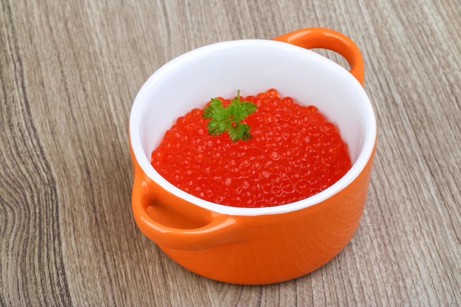 caviar vermelho na madeira foto