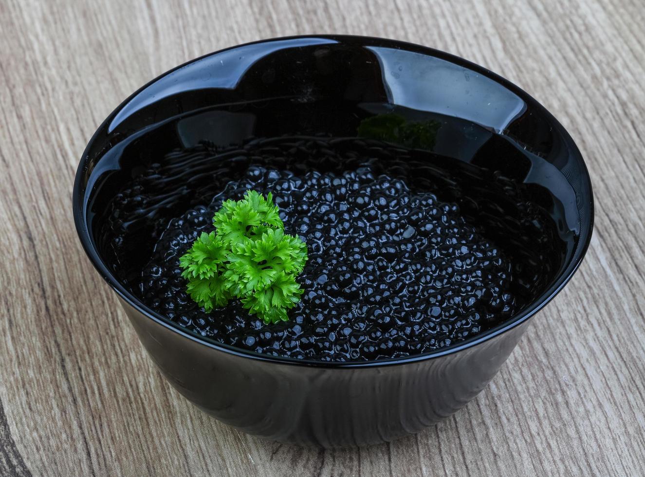 caviar preto na madeira foto