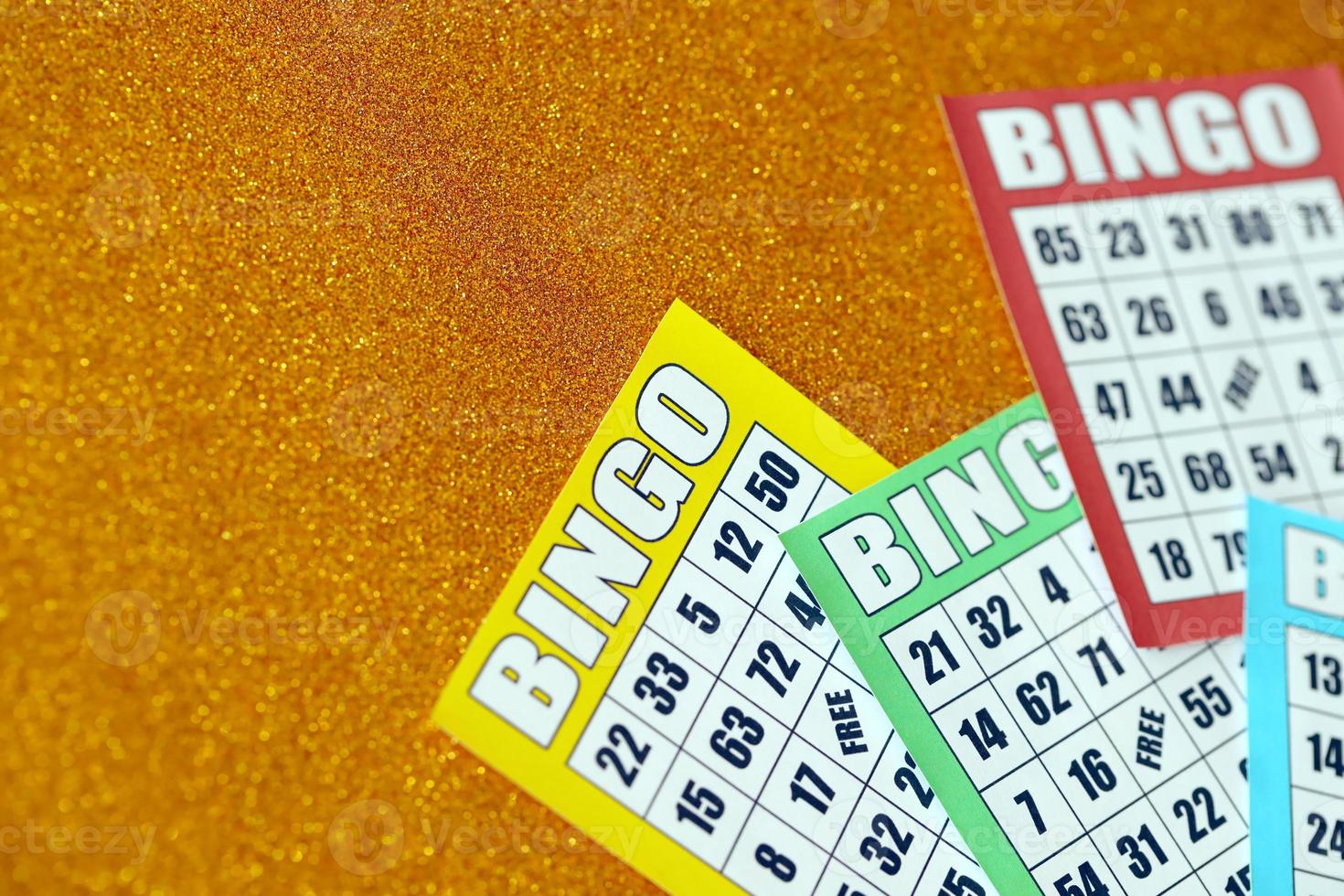 muitos tabuleiros de bingo coloridos ou cartas de baralho para ganhar fichas. clássico nós ou cartões de bingo canadenses de cinco a cinco em fundo brilhante foto