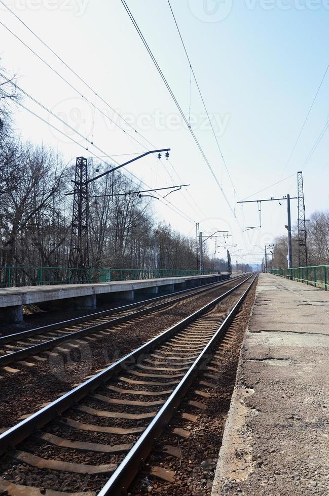 uma estação ferroviária com plataformas para espera de trens foto