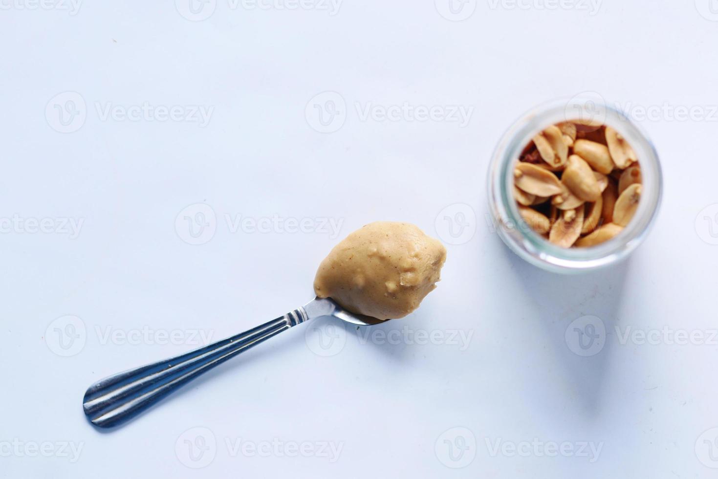 vista superior da manteiga de amendoim em um recipiente, foto