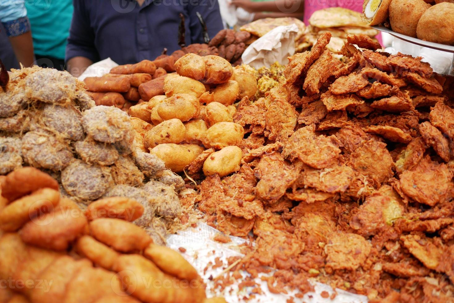 Exibição de comida iftar do ramadã para venda em bangladesh foto