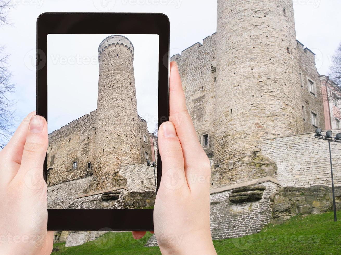 turistas fotografam castelo de toompea na cidade de tallinn foto