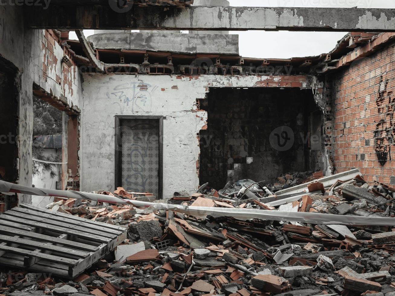 interior do edifício arruinado e abandonado. as ruínas de uma casa em ruínas abandonada. foto
