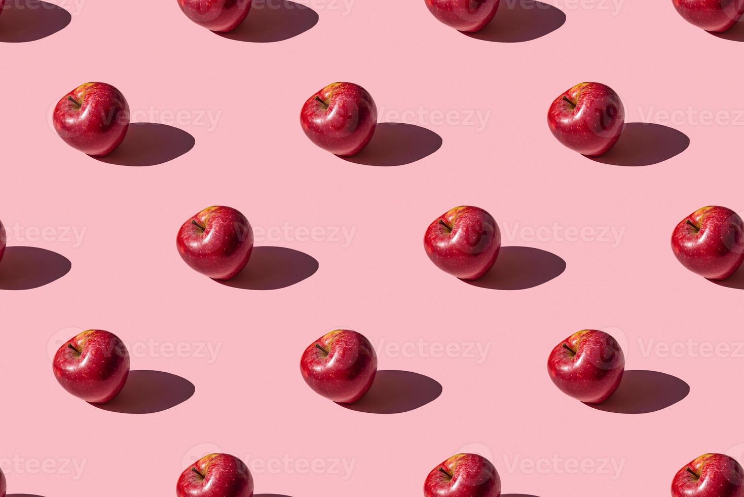 padrão perfeito de uma foto de uma maçã vermelha madura fresca em um fundo rosa