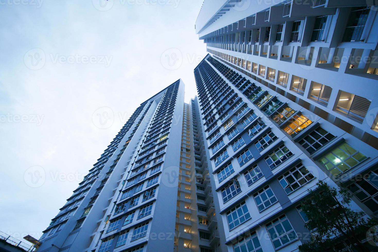 vista de ângulo baixo de edifícios residenciais signapore contra o céu azul foto