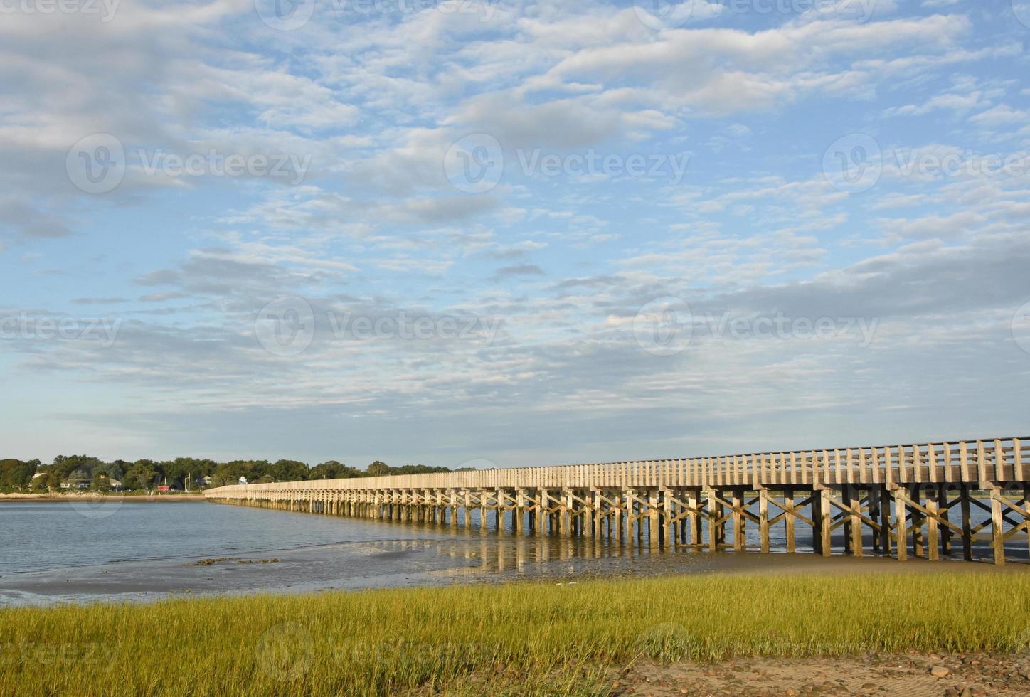 bela vista da baía de duxbury na maré baixa foto