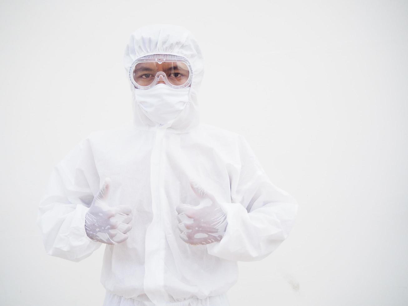 médico masculino asiático ou cientista em uniforme de suíte de ppe mostrando os polegares. coronavírus ou covid-19 conceito isolado fundo branco foto