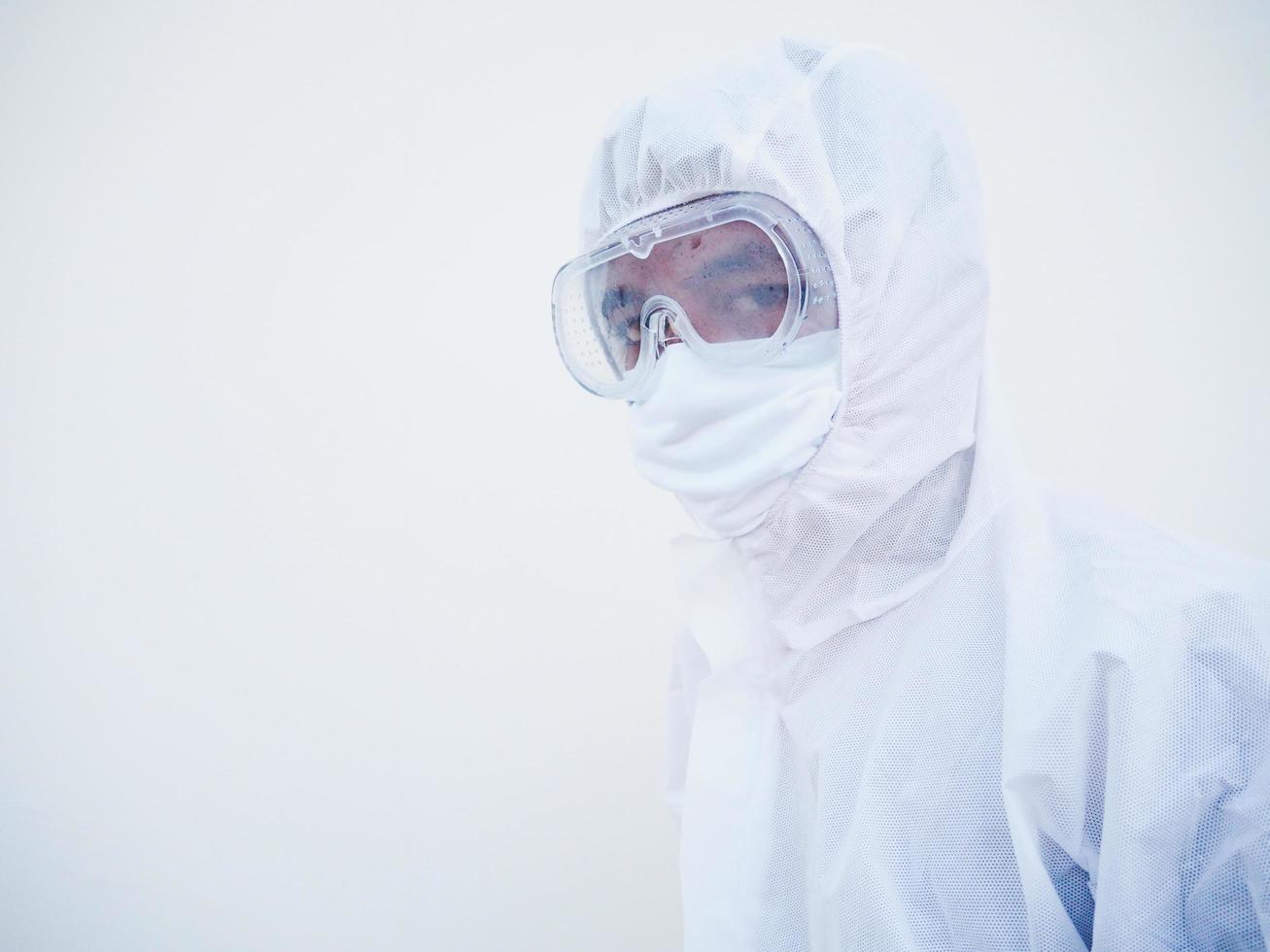 closeup de médico masculino asiático ou cientista em uniforme de suíte de EPI. enquanto olha para frente. coronavírus ou covid-19 conceito isolado fundo branco foto
