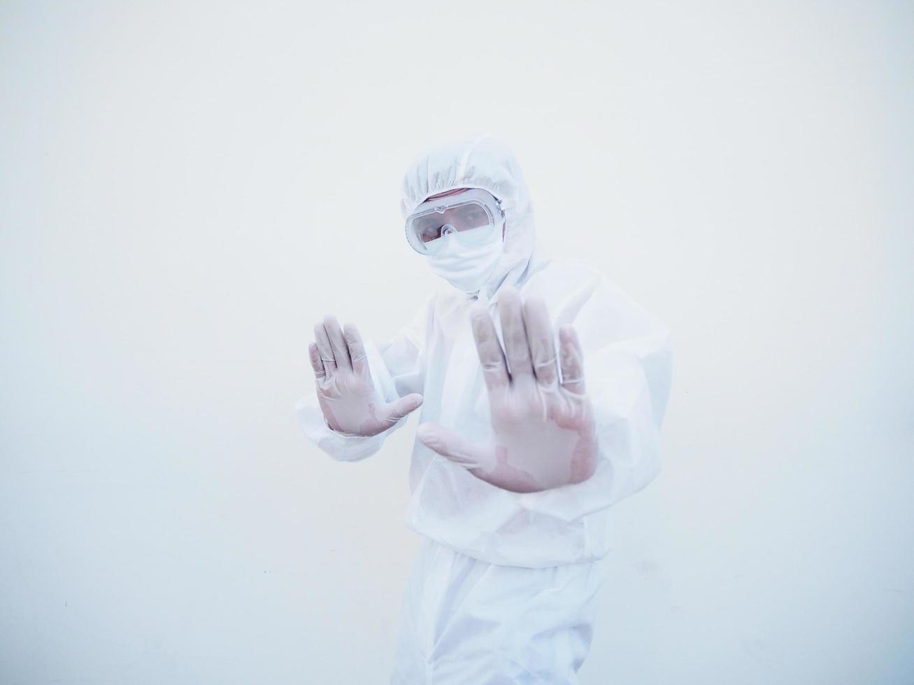 médico masculino asiático ou cientista em uniforme de suíte de EPI mostrando o sinal de pare enquanto olha para a frente. coronavírus ou covid-19 conceito isolado fundo branco foto