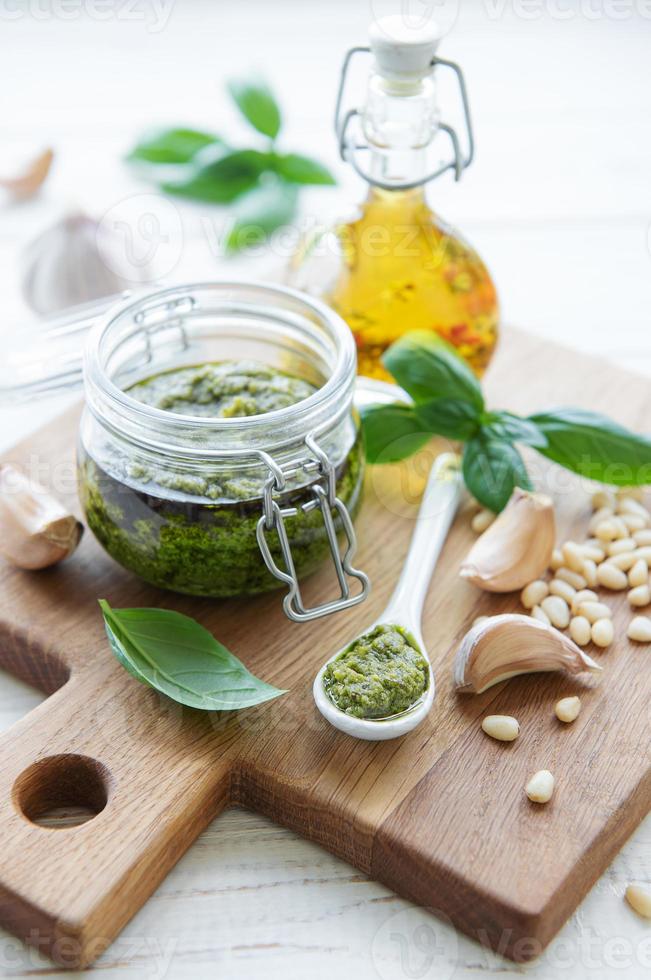 pesto de manjericão verde foto