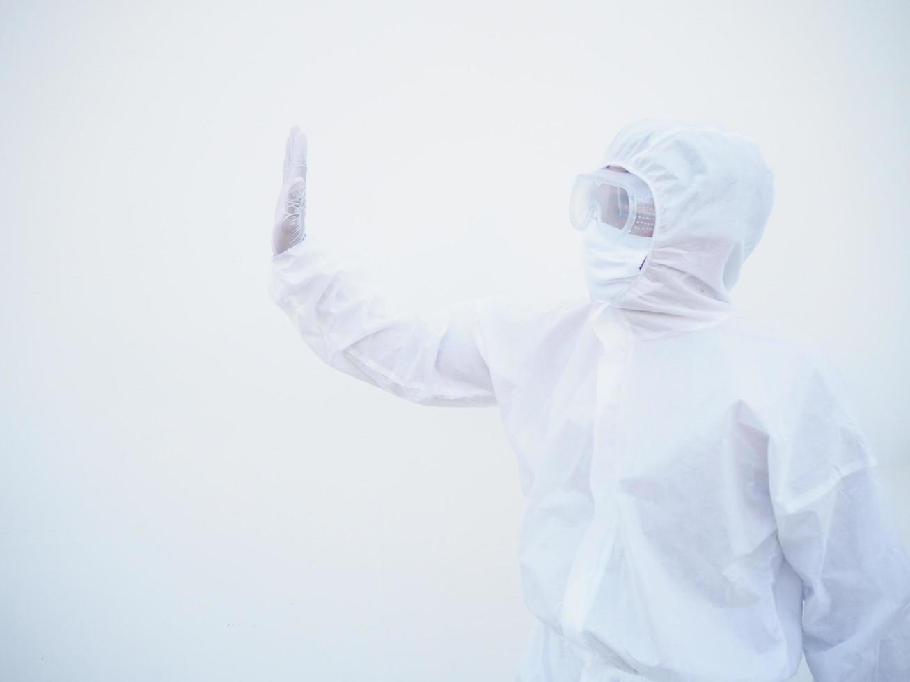 médico masculino asiático ou cientista em uniforme de suíte de EPI mostrando o sinal de pare enquanto olha para a frente. coronavírus ou covid-19 conceito isolado fundo branco foto