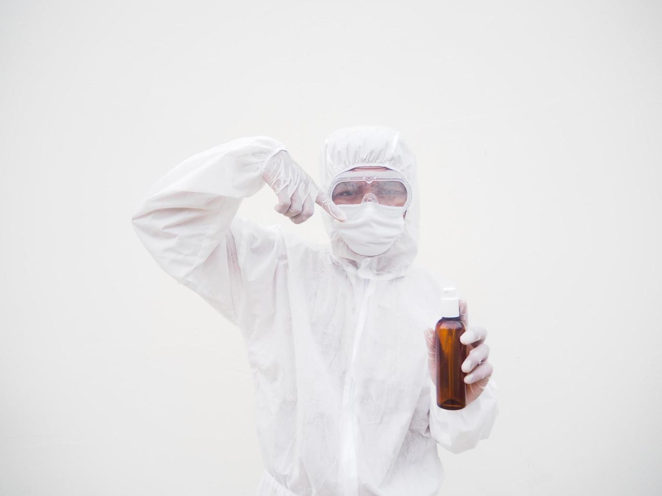 retrato de médico ou cientista em uniforme de conjunto de ppe segurando garrafa de plástico com produto para cuidados com a pele. fundo branco isolado conceito covid-19 foto