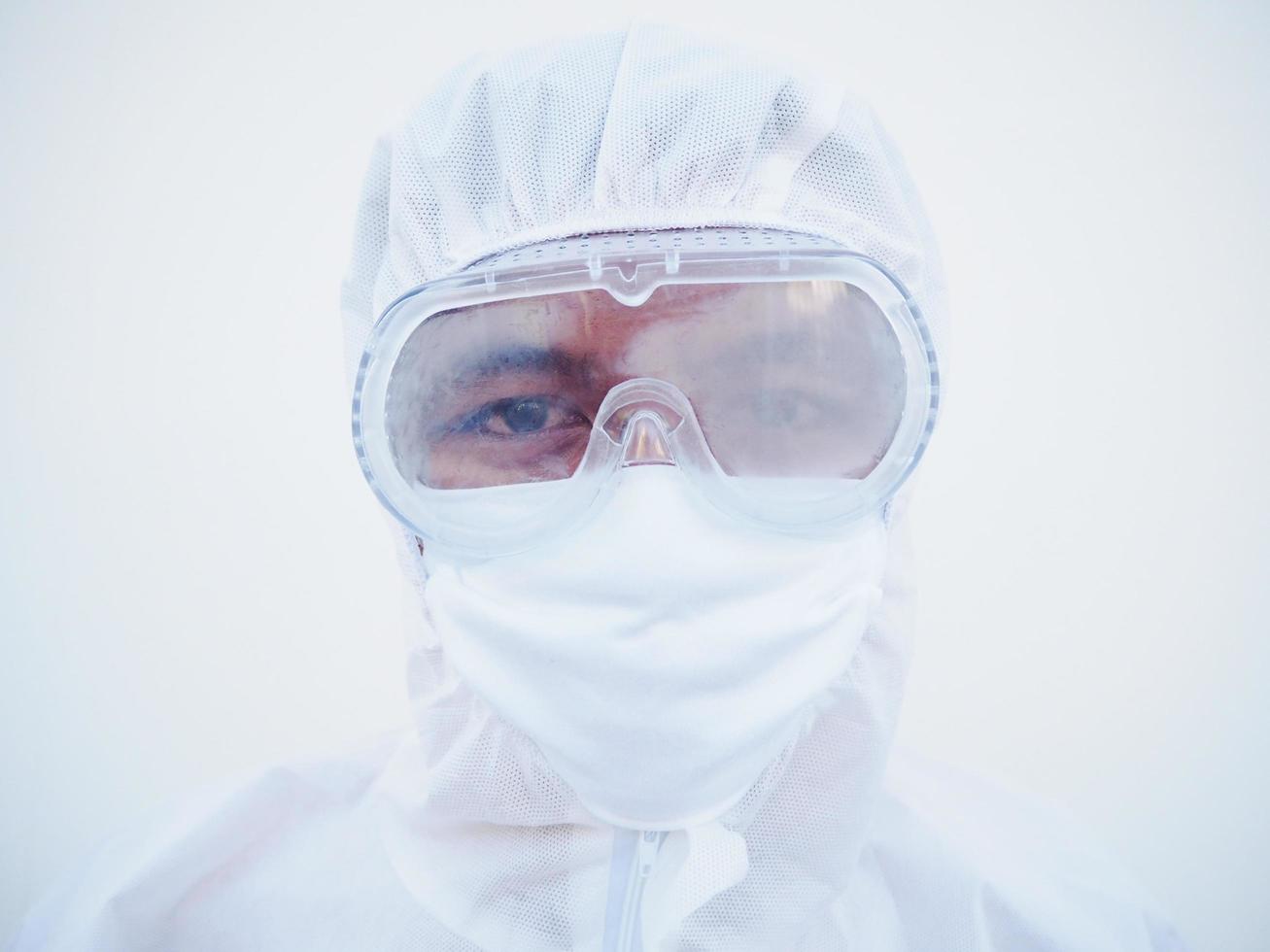 closeup de médico masculino asiático ou cientista em uniforme de suíte de EPI. coronavírus ou covid-19 conceito isolado fundo branco foto