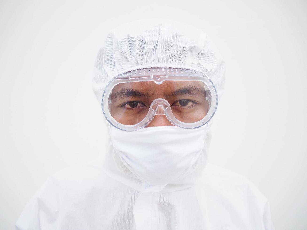 closeup de médico masculino asiático ou cientista em uniforme de suíte de EPI. coronavírus ou covid-19 conceito isolado fundo branco foto
