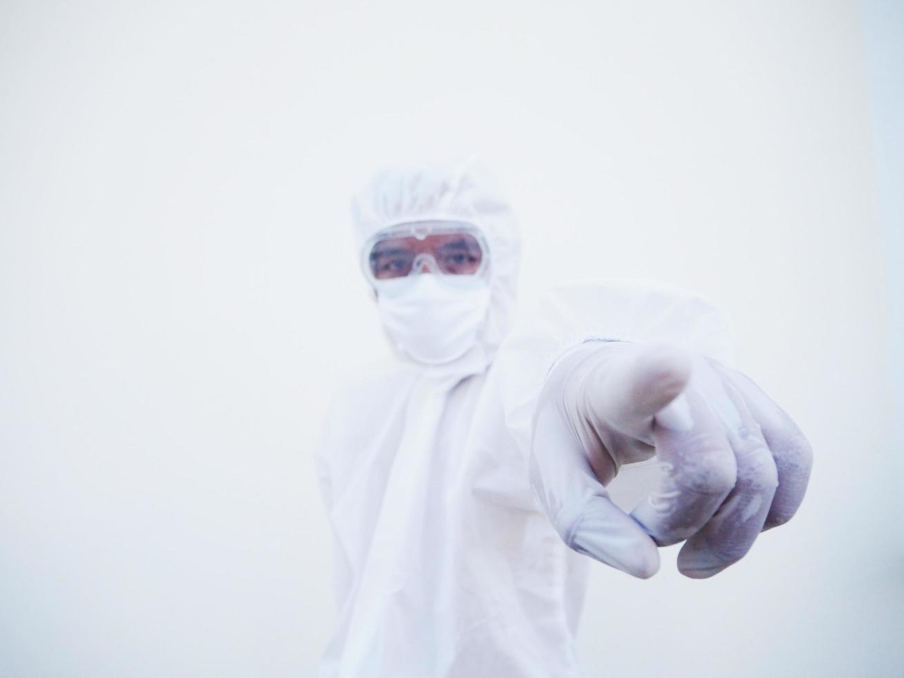 médico asiático ou cientista em uniforme de conjunto de epi mostrando apontando para a frente e olhando para a frente. coronavírus ou covid-19 conceito isolado fundo branco foto