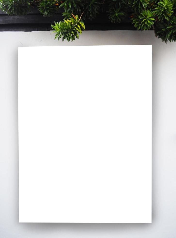 maquete de outdoor de quadro em branco no fundo da parede de concreto cinza. espaço para texto ou design foto