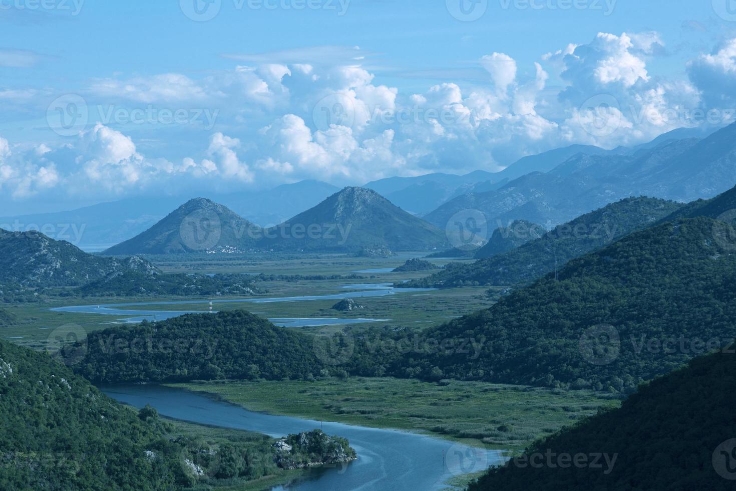 vale do rio crnojevici que flui para o lago skadar, montenegro foto