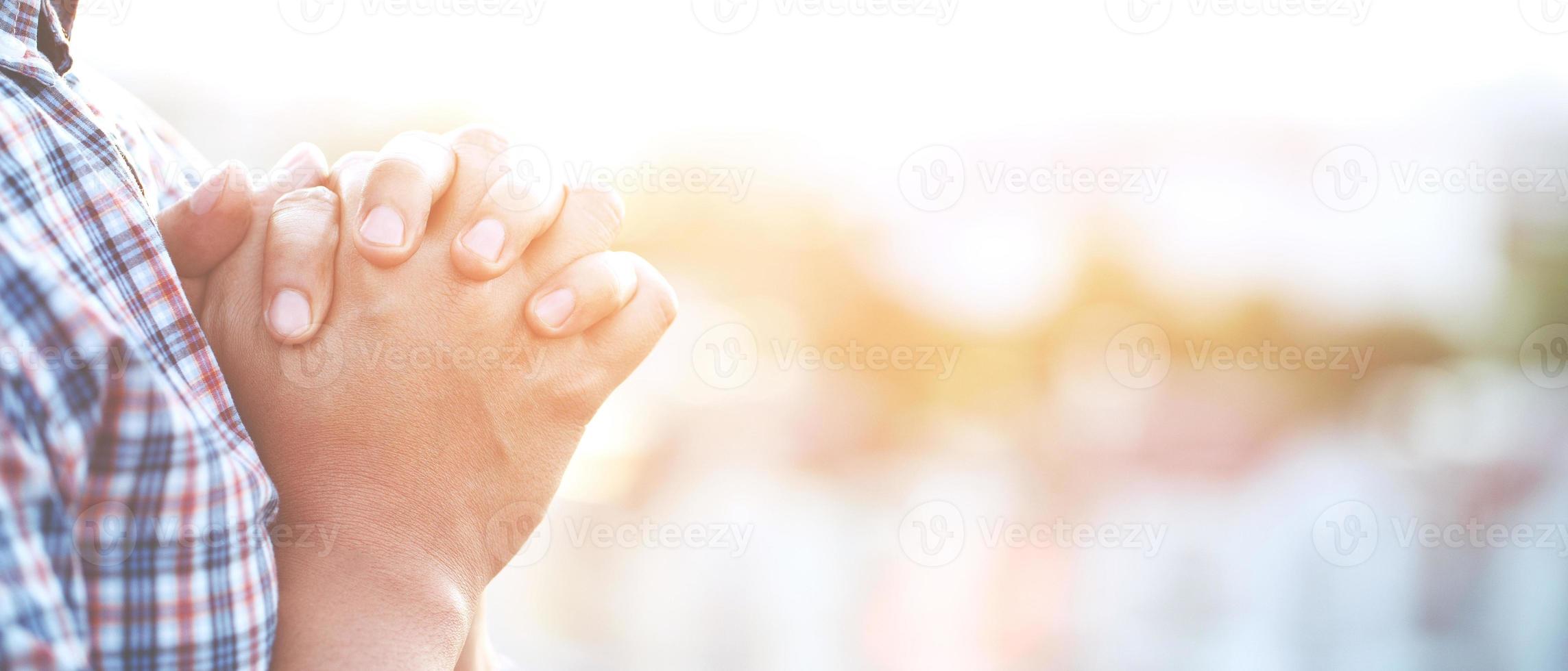 mãos humanas abrem adoração palma para cima foto