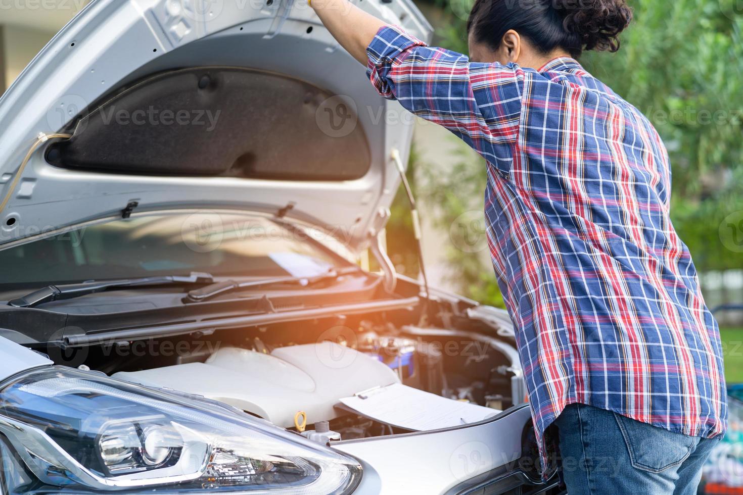 Abra o sistema do motor mecânico do capô para verificar e reparar danos ao acidente de carro. foto