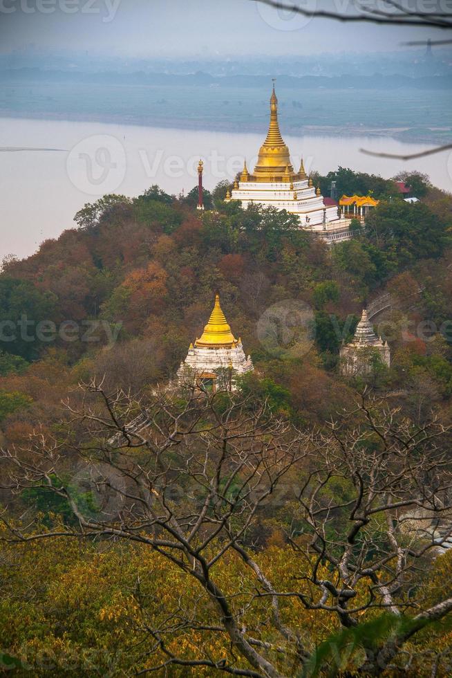 colina sagaing com numerosos pagodes e mosteiros budistas no rio irrawaddy, sagaing, myanmar foto