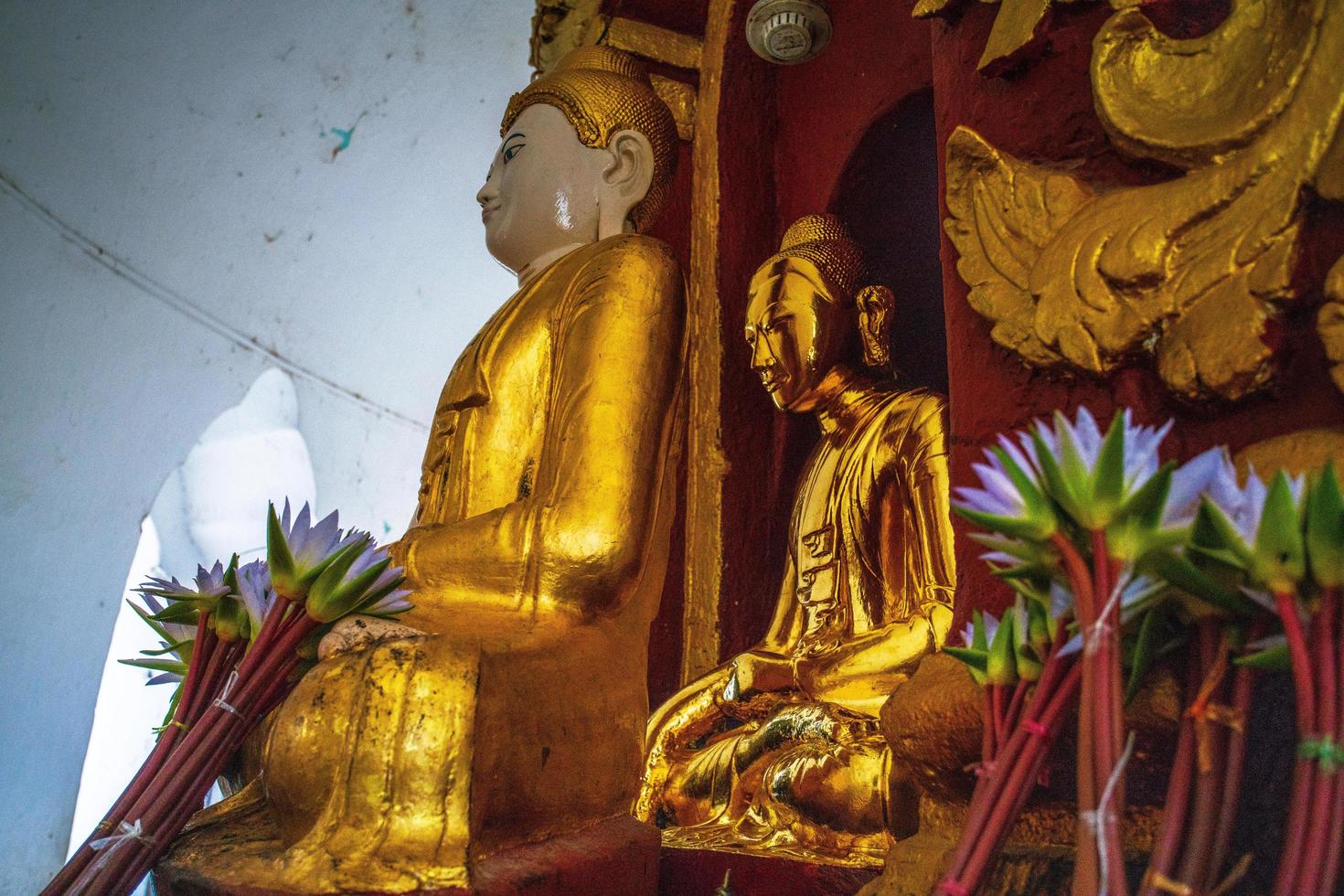 mingun, região de sagaing, myanmar - 8 de janeiro de 2019 - imagem de buda no pagode hsinbyume ou pagode myatheindan, a imagem real é preservada atrás da falsa foto