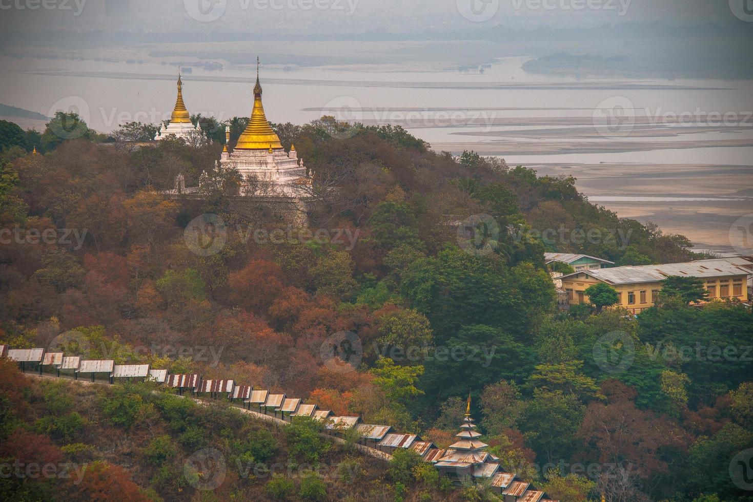 colina sagaing com numerosos pagodes e mosteiros budistas no rio irrawaddy, sagaing, myanmar foto