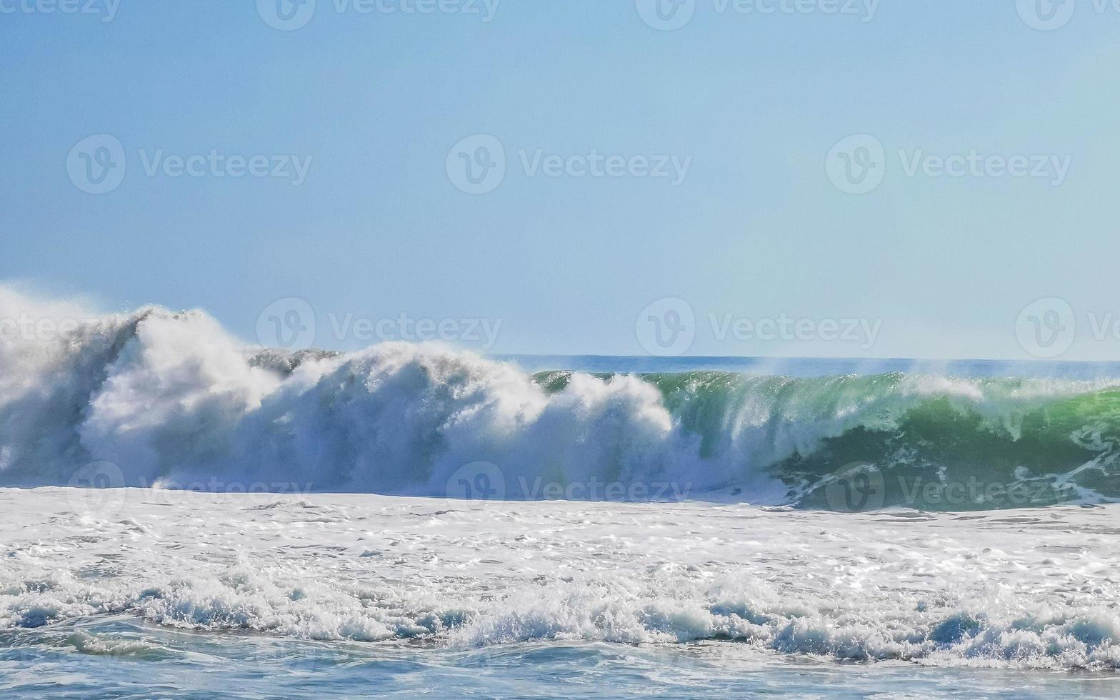 extremamente grandes ondas de surfista na praia puerto escondido méxico. foto