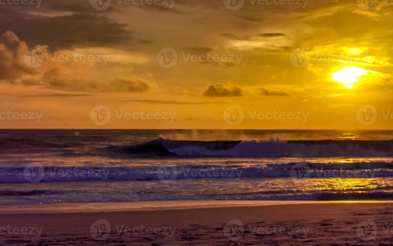 colorido pôr do sol dourado grande onda e praia puerto escondido méxico. foto