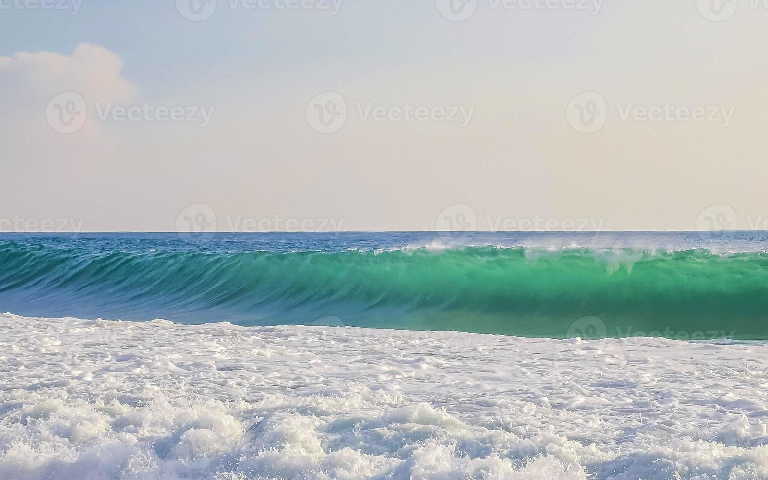 extremamente grandes ondas de surfista na praia puerto escondido méxico. foto