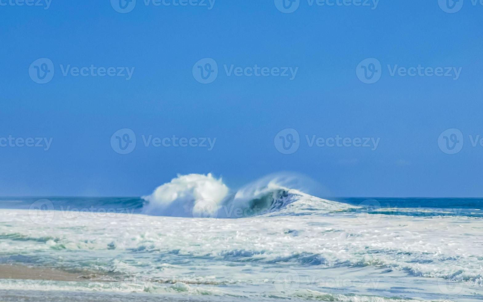 extremamente grandes ondas de surfista na praia puerto escondido méxico. foto