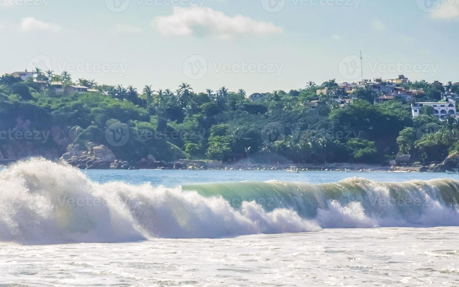 extremamente grandes ondas de surfista na praia puerto escondido méxico. foto