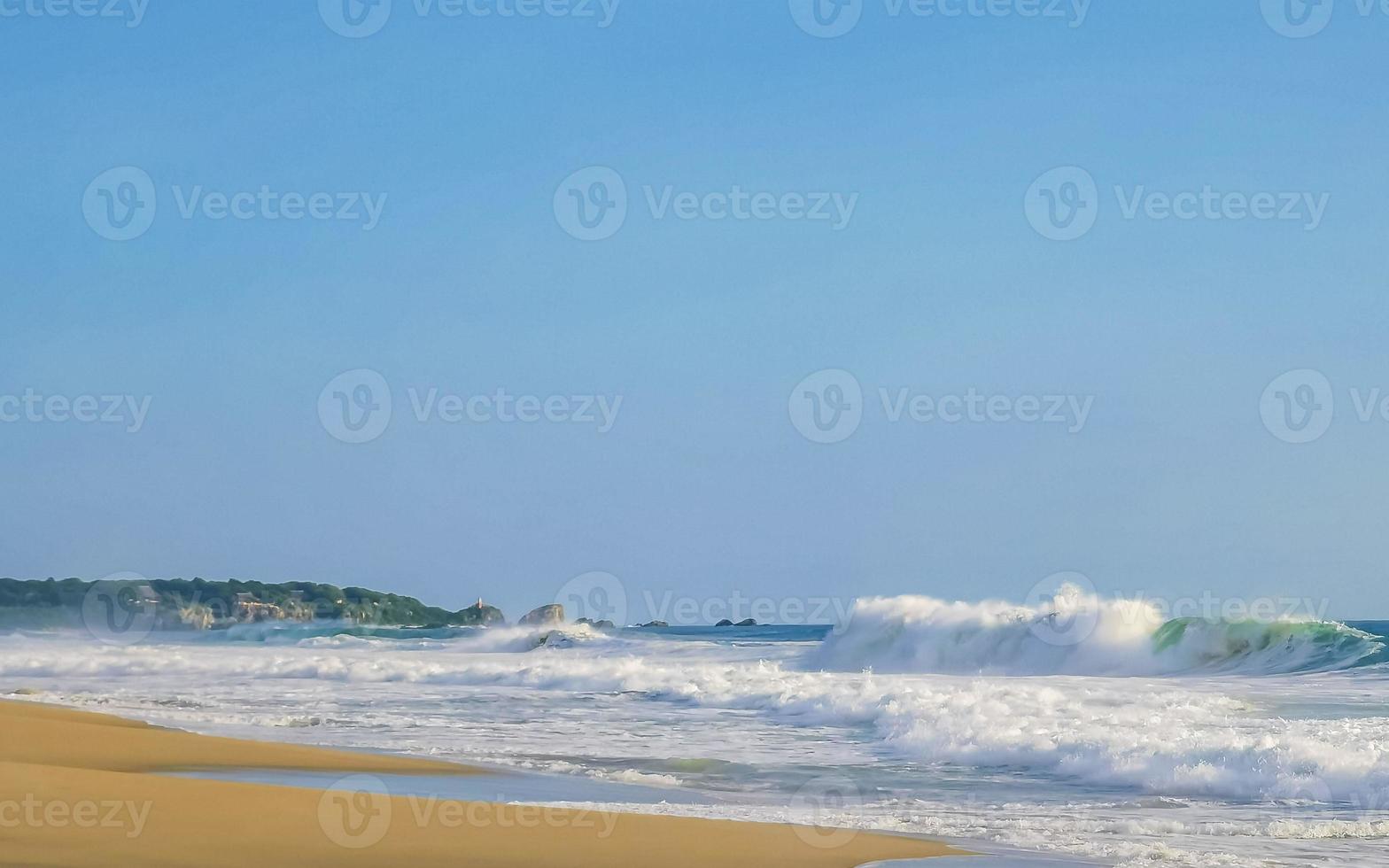 extremamente grandes ondas de surfista na praia puerto escondido méxico. foto