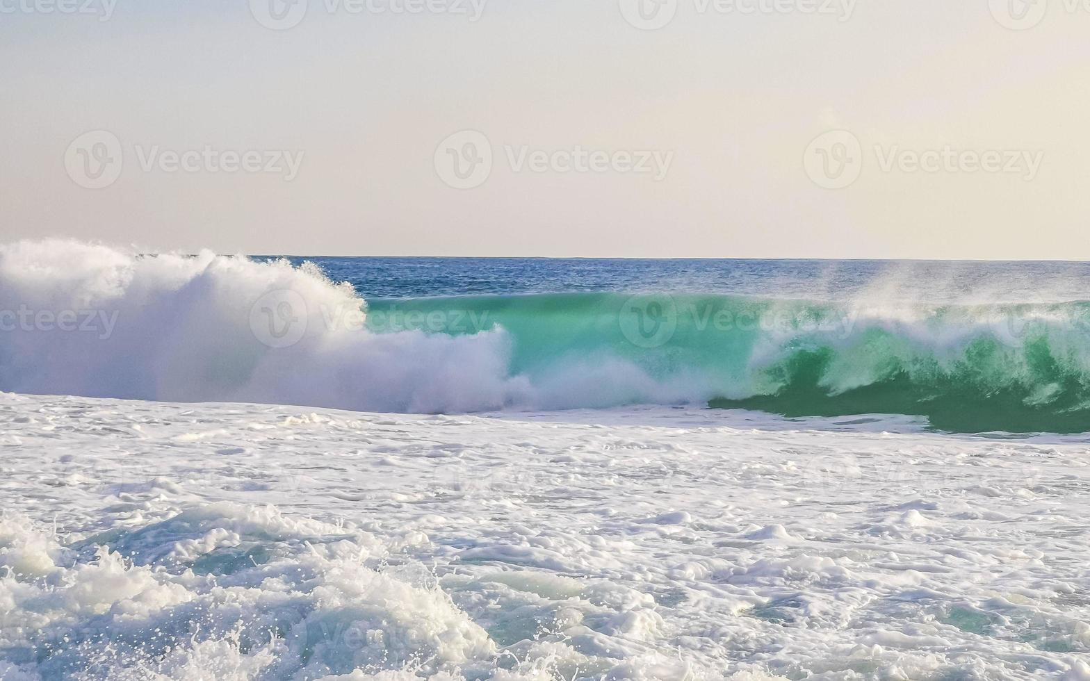 extremamente grandes ondas de surfista na praia puerto escondido méxico. foto