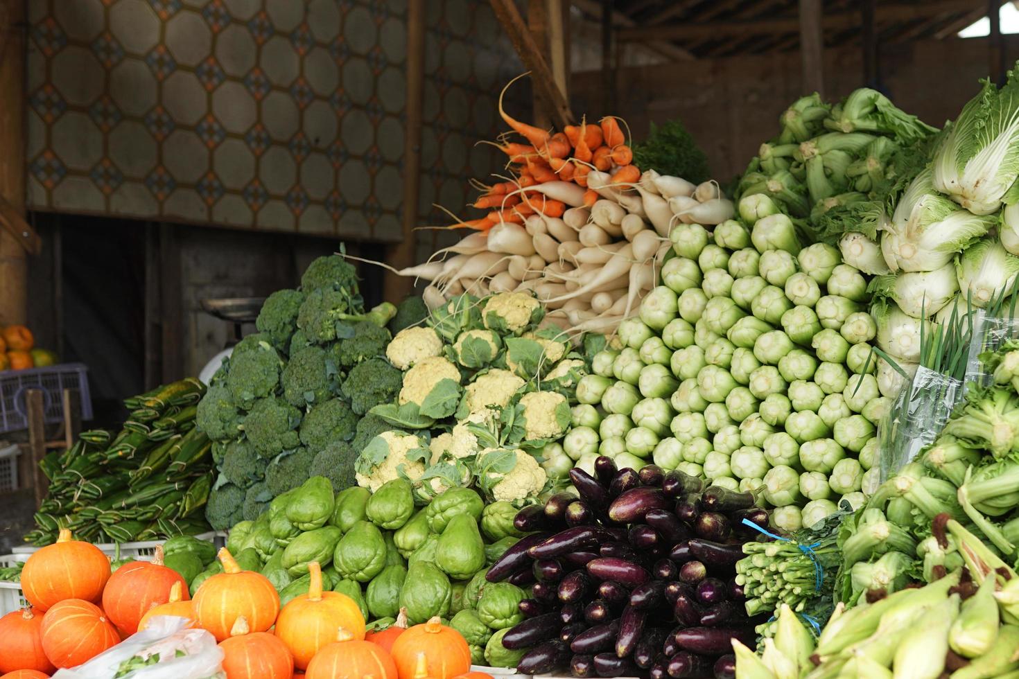 vários tipos de vegetais frescos e saudáveis nos mercados tradicionais. fundo vegetal colorido foto