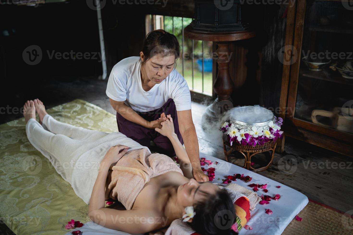 massagem e spa tratamento relaxante do estilo tradicional de massagem tailandesa da síndrome do escritório. asain massagista feminina fazendo massagem trata dor nas costas, dor no braço e estresse para mulher de escritório cansada do trabalho. foto