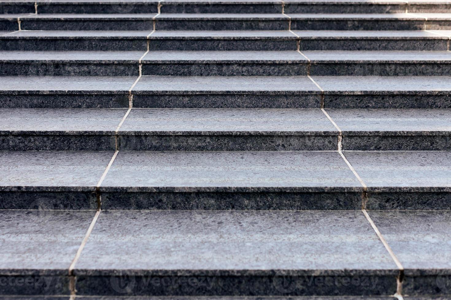 degraus de pedra cinza em estilo moderno, grande escada com textura cinza semelhante a pedra, escada de granito larga foto