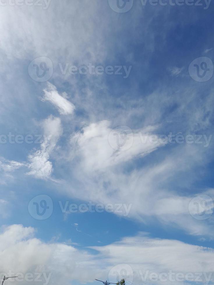 céu natural lindo fundo de textura azul e branca. foto