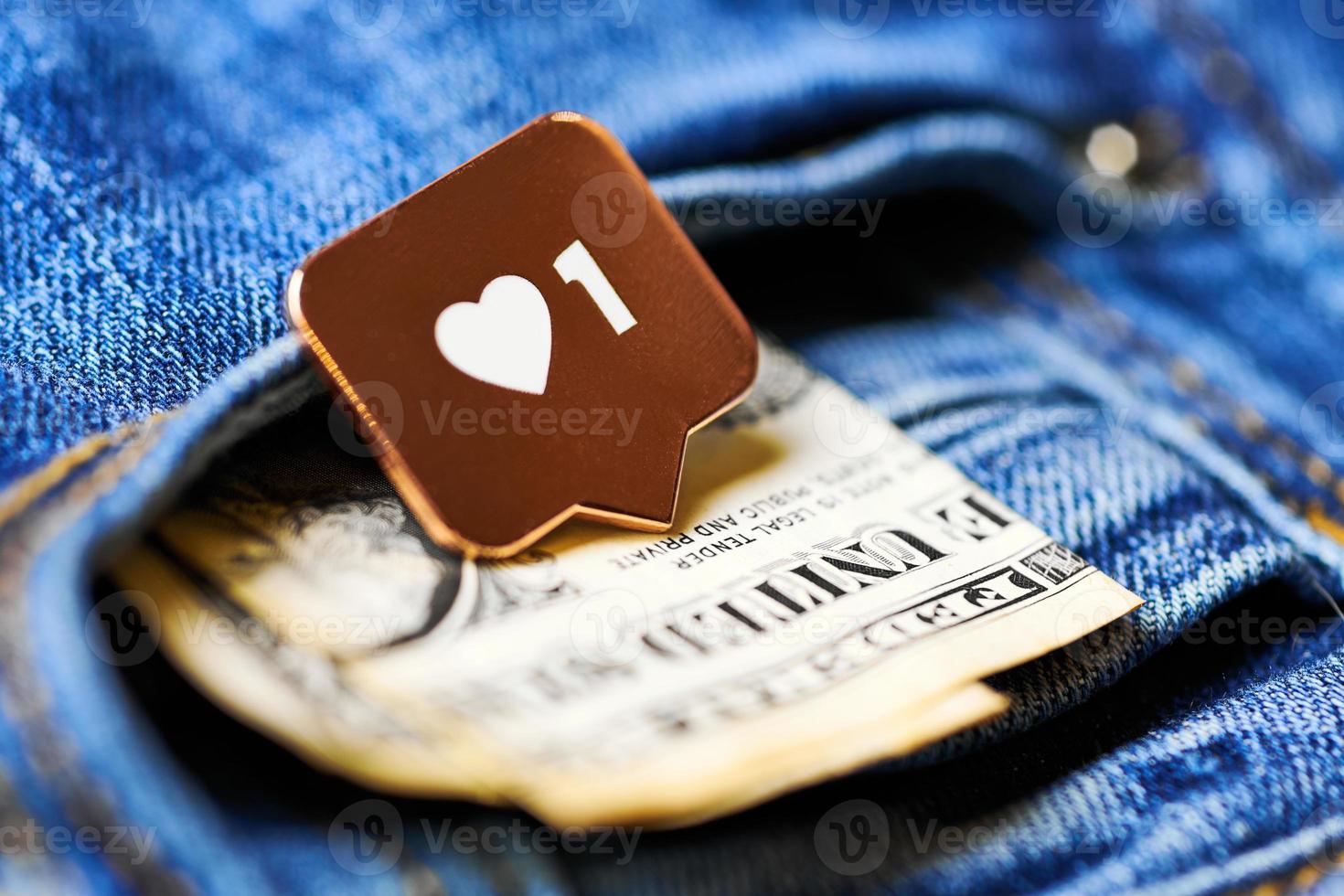 como símbolo do coração e dólar no bolso da calça jeans foto